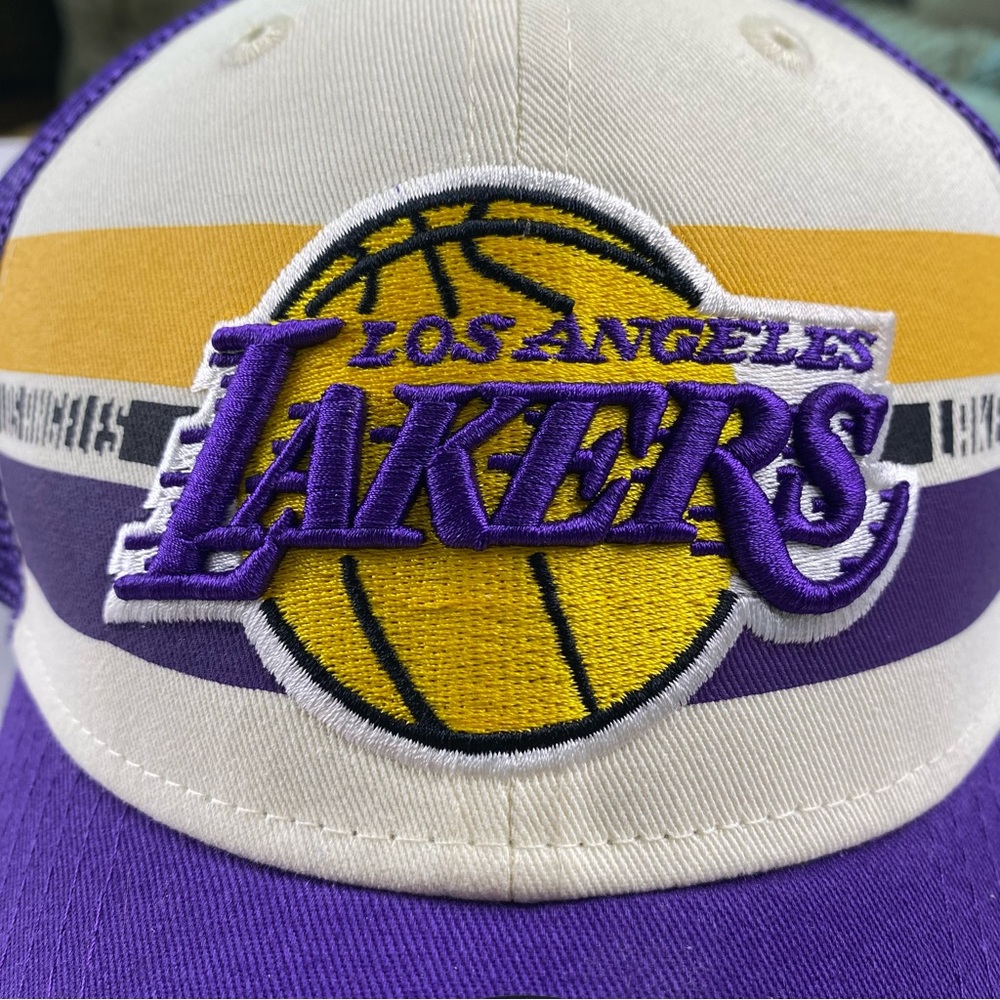 Men’s Los Angeles Lakers New Era Stripes 9FORTY Trucker Snapback Hat Purple OS - Picture 2 of 11